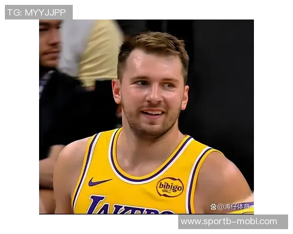 东契奇上半场表现抢眼8投4中斩获16分并贡献4篮板7助攻1抢断1盖帽 东契奇上半场表现抢眼8投4中斩获16分并贡献4篮板7助攻1抢断1盖帽